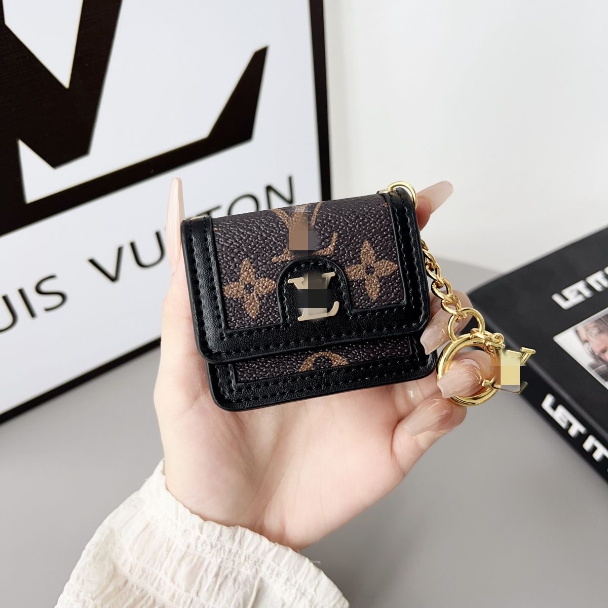 LV AirPodsケースバッグ ミニバッグチャーム クラシックフラワープリント