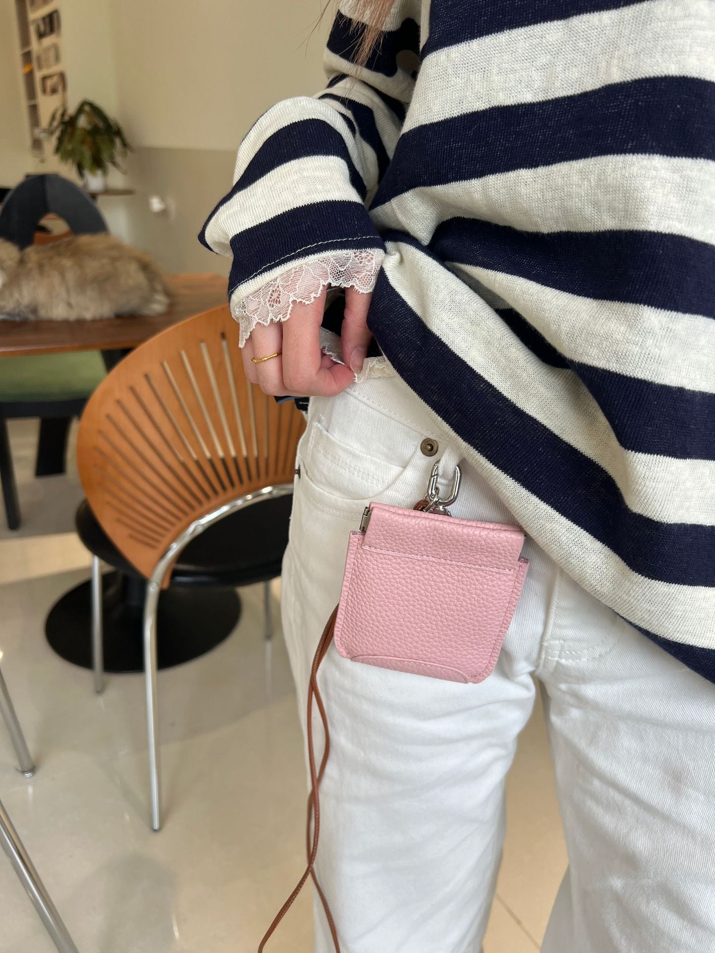 The first layer of cowhide neck red envelope earphone bag is versatile, exquisite clip, storage change bag, Korean version mini card bag.