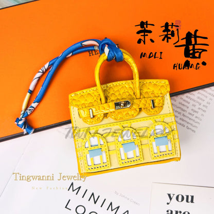 Velvet House-Shaped Mini Bag Charm | Cute Keychain Pouch for AirPods, Car Keys & Small Accessories – Trendy Small Purse Ornament
