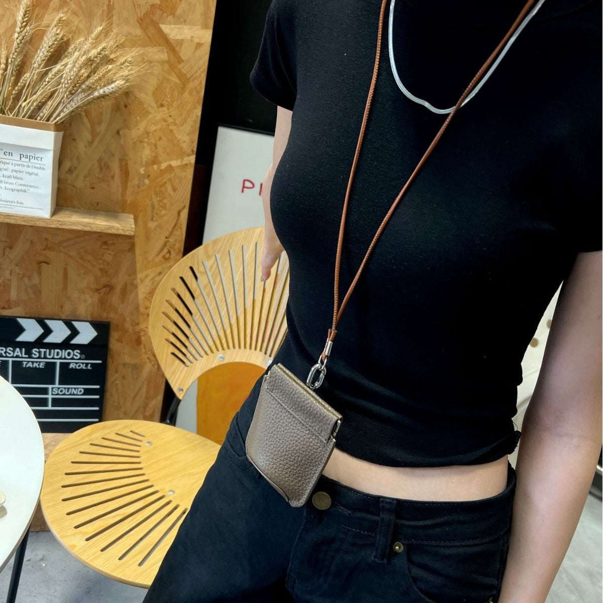 The first layer of cowhide neck red envelope earphone bag is versatile, exquisite clip, storage change bag, Korean version mini card bag.