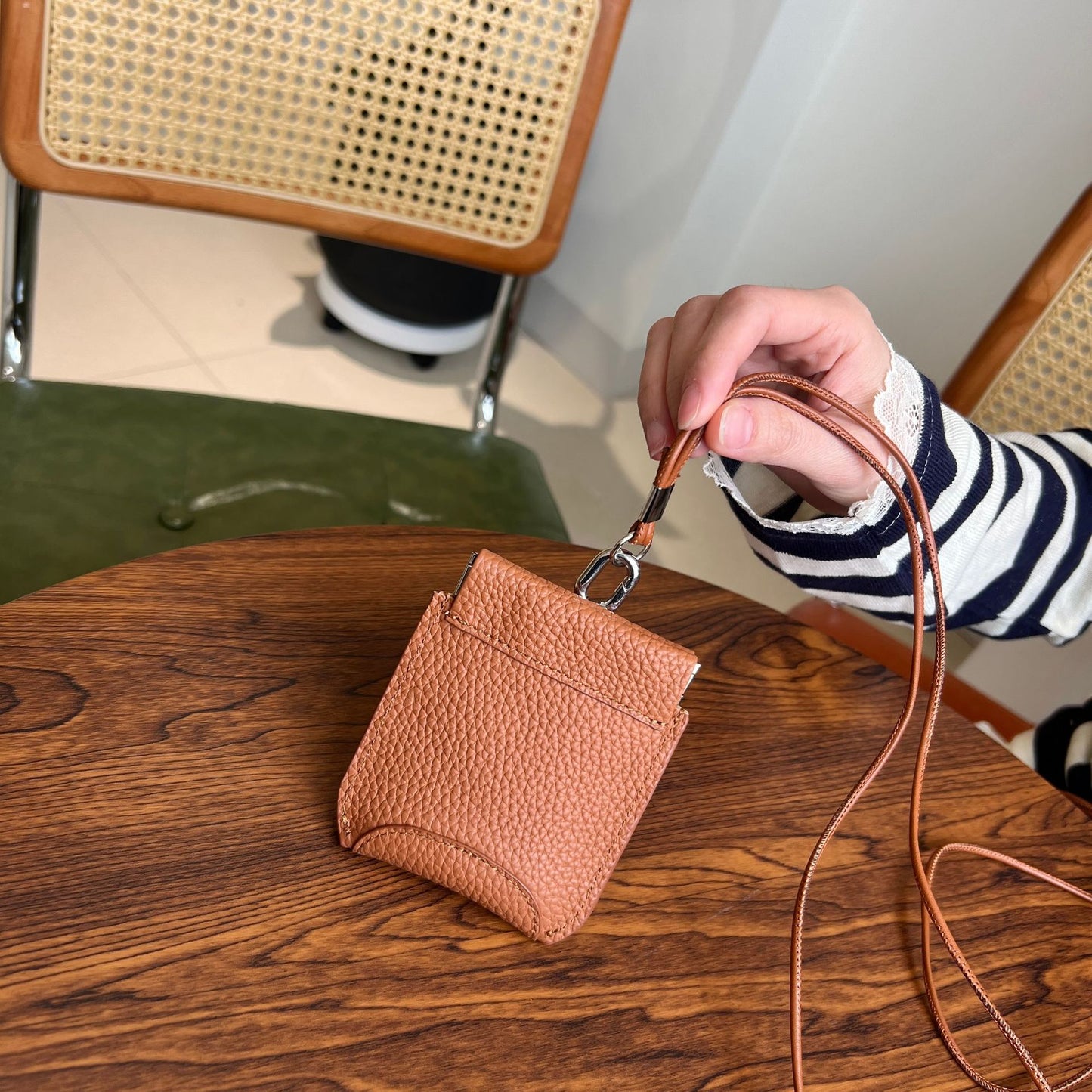 The first layer of cowhide neck red envelope earphone bag is versatile, exquisite clip, storage change bag, Korean version mini card bag.