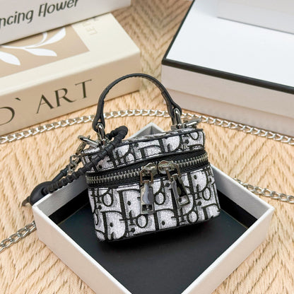 Mini messenger makeup women's bag Korean fashion bag pendant new double zipper foreign style chain earphone bag blind box