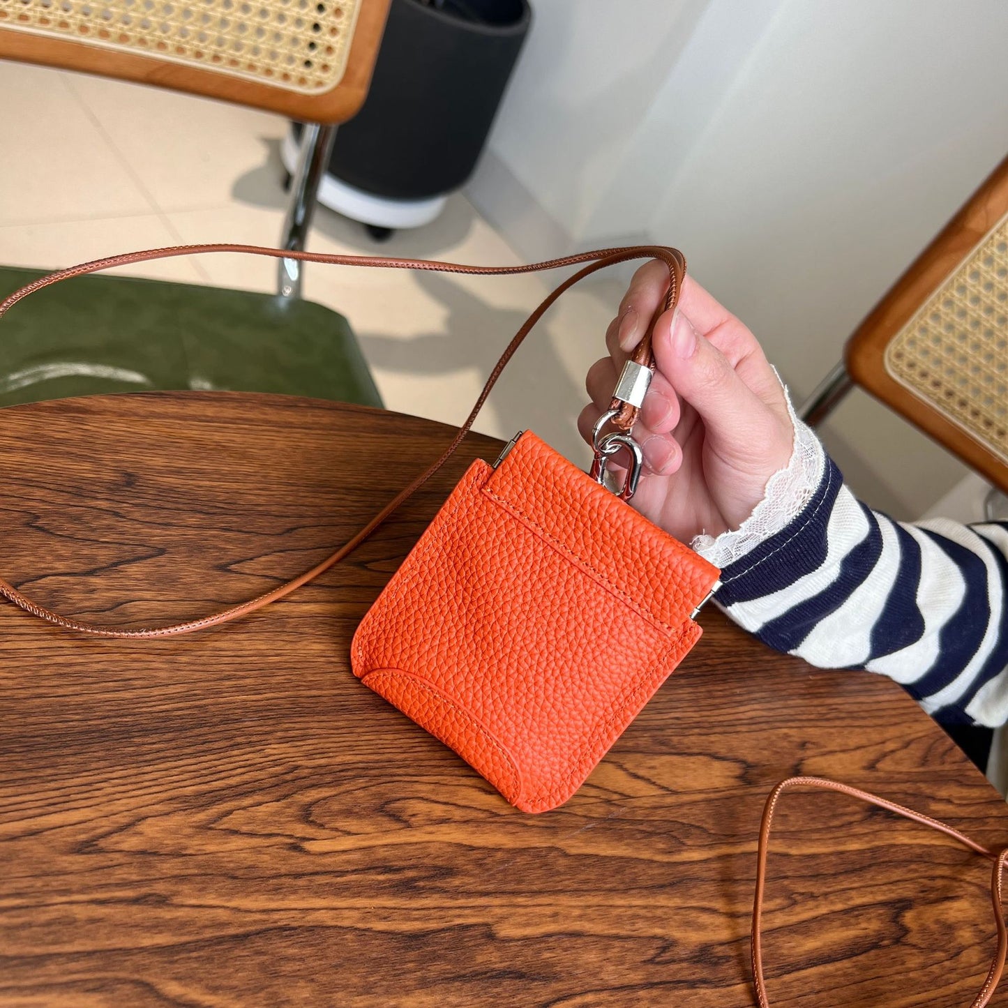 The first layer of cowhide neck red envelope earphone bag is versatile, exquisite clip, storage change bag, Korean version mini card bag.