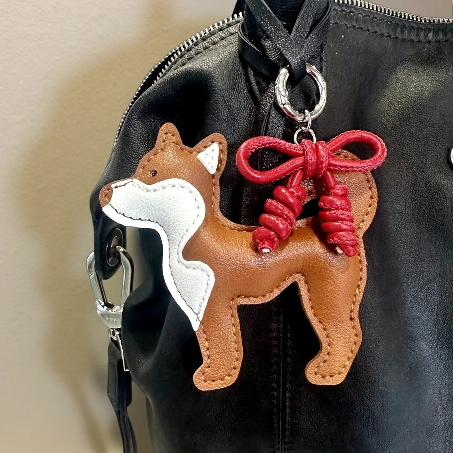 Adorable PU Leather Shiba Inu Dog Bag Charm– Puppy Pendant with Hand-Braided Leather Bow-Purse Decor Gift Friends & Family-Y2K