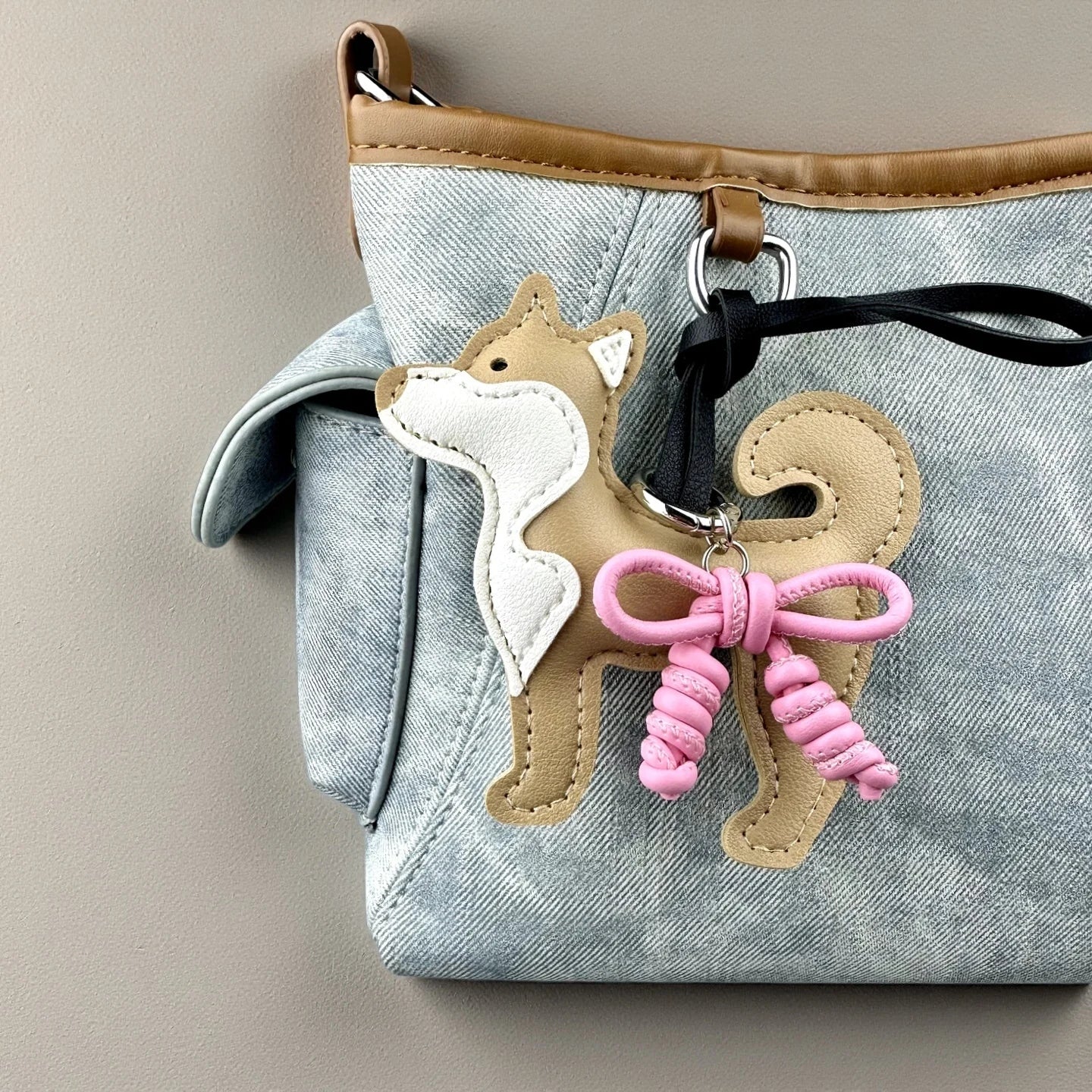Adorable PU Leather Shiba Inu Dog Bag Charm– Puppy Pendant with Hand-Braided Leather Bow-Purse Decor Gift Friends & Family-Y2K